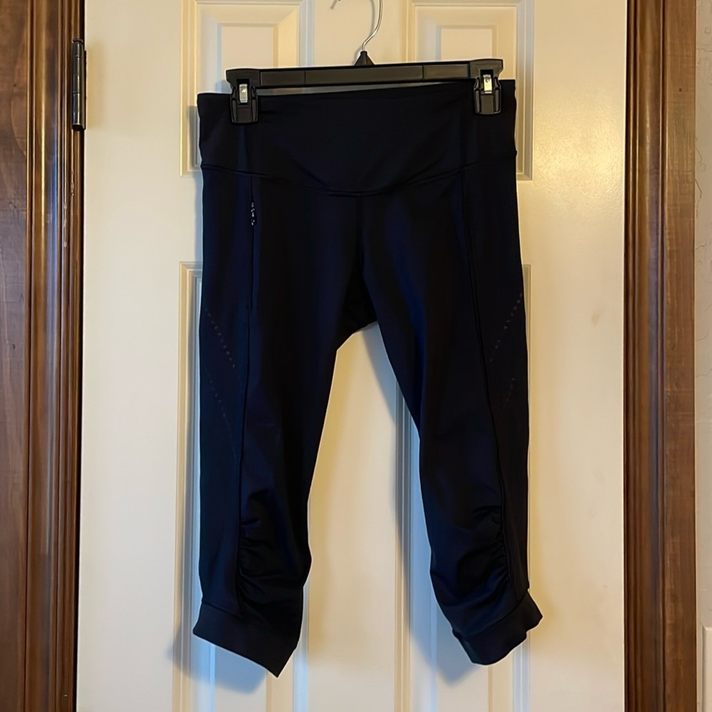 Lululemon capri leggings, zipper pocket